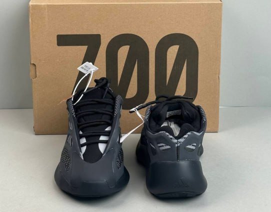 yeezy 700 V3 shoes